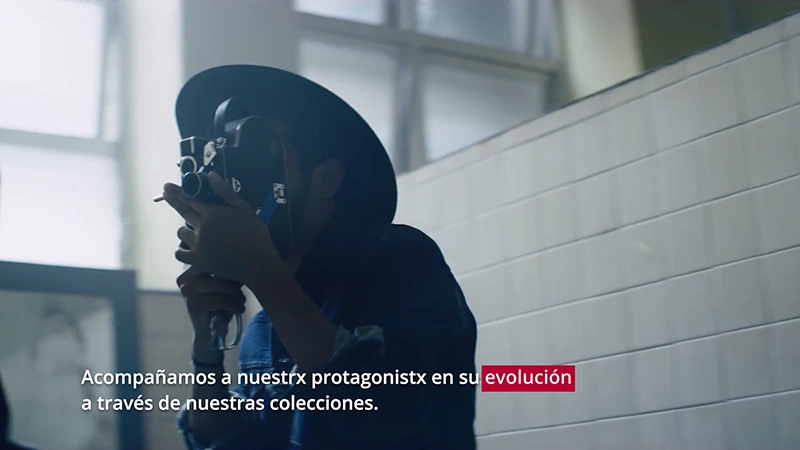 Campaña Levi's Reborn — persona frente al espejo digital interactivo